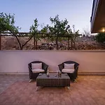 Tholos Apartman *